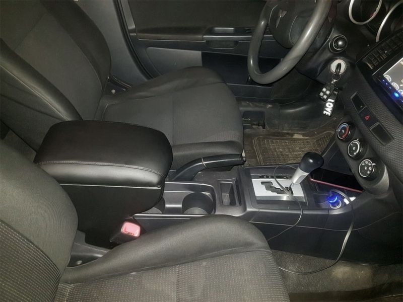 Подлокотник Mitsubishi Lancer 10 2007-, Митсубиси Лансер 10 Экокожа Brazo черный 101697 фото