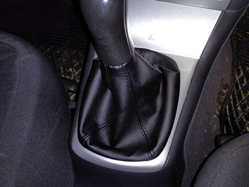 Чехол ручки кпп Skoda Fabia 2 (Mk2) 2007-2014 эко-кожа 105714 фото